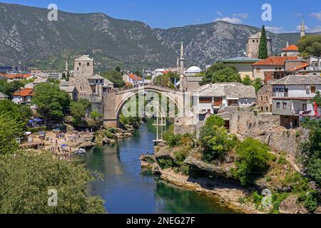 Stari Most, osmanische Brücke aus dem 16. Jahrhundert über den Fluss Neretva in der alten historischen Stadt Mostar, Kanton Herzegowina-Neretva, Bosnien und Herzegowina Stockfoto