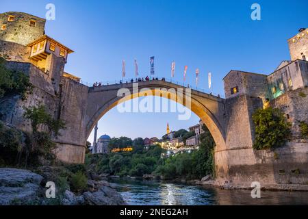 Stari Most, osmanische Brücke aus dem 16. Jahrhundert über den Fluss Neretva in der alten historischen Stadt Mostar, Kanton Herzegowina-Neretva, Bosnien und Herzegowina Stockfoto