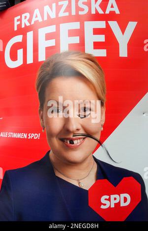 Ein verkrüppeltes Wahlposter von Franziska Giffey, Berlin, Deutschland, öffentliches Gelände Stockfoto