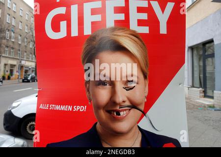 Ein verkrüppeltes Wahlposter von Franziska Giffey, Berlin, Deutschland, öffentliches Gelände Stockfoto