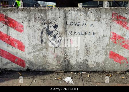 Liebe ist ein Privileg, Stencil, öffentliches Gelände, Berlin Stockfoto