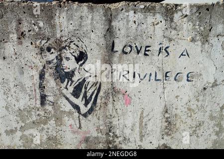Liebe ist ein Privileg, Stencil, öffentliches Gelände, Berlin Stockfoto