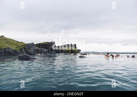 Reykjavik, Island - Juli 17 2022: HimmelLagune in Island. Touristen genießen geothermische Spa mit beheiztem Wasser an kalten Tagen Stockfoto