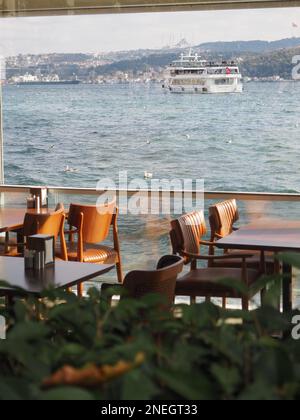 Restaurant mit Blick auf den Fluss Bósforo vom Dolmabahce-Palast Stockfoto