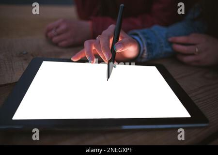 Künstler zeichnet auf einer leeren Grafiktafel, Nahaufnahme Stockfoto