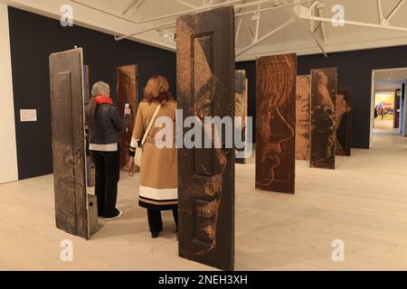 JENSEITS DER STRASSEN PRESSEVORSCHAU IN der Saatchi Gallery, London, Großbritannien Stockfoto