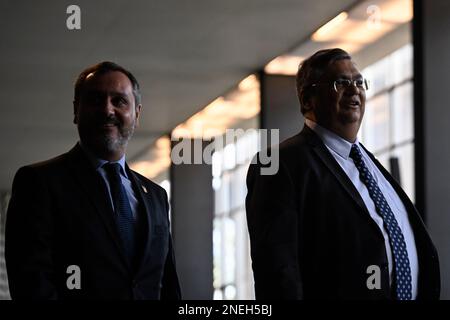 Brasilia, Brasilien. 16. Februar 2023. DF - Brasilia - 02/16/2023 - BRASILIA, FLAVIO DINO COLLECTIVE - der Minister für Justiz und öffentliche Sicherheit, Flavio Dino, nimmt in Begleitung des Generaldirektors der Bundespolizei, Andrei Passos, am Donnerstag, den 16. Februar an einer Pressekonferenz Teil. Foto: Mateus Bonomi/AGIF/Sipa USA Kredit: SIPA USA/Alamy Live News Stockfoto