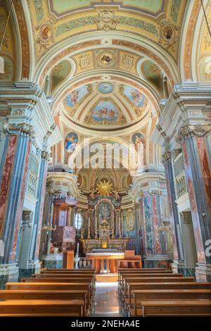 IVREA, ITALIEN - 15. JULI 2022: Das Schiff der Kirche Chiesa di San Salvatore. Stockfoto