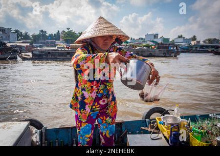 Verkäufer auf einem Flussboot, der Kaffee verkauft. Stockfoto