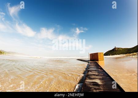 Holzbrücke am Strand - horizontale Farbe - Stockfoto