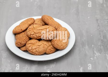 Weißer Teller mit dem in Portugal typischen Buchstaben „S“ für Teekekekekse Stockfoto