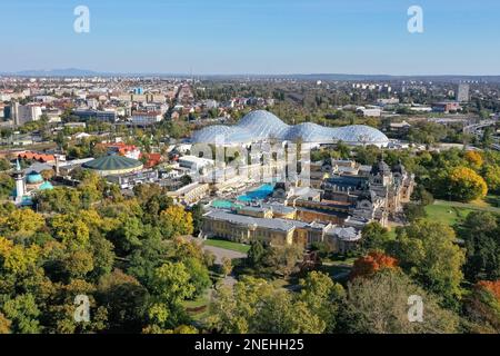 Das Szechenyi Spa ist einer der größten Spa-komplexe Europas im Budapester Stadtpark. Im Hintergrund befinden sich der Capital Circus und der Capital Zoo Stockfoto