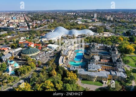 Das Szechenyi Spa ist einer der größten Spa-komplexe Europas im Budapester Stadtpark. Im Hintergrund befinden sich der Capital Circus und der Capital Zoo Stockfoto