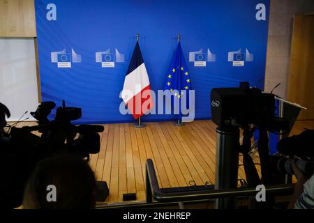 Brüssel, Belgien. 16. Februar 2023. Europäische Flagge und französische Flagge im Europa-Gebäude in Brüssel, Belgien, am 16. Februar 2023. Kredit: ALEXANDROS MICHAILIDIS/Alamy Live News Stockfoto