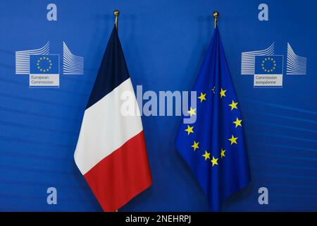 Brüssel, Belgien. 16. Februar 2023. Europäische Flagge und französische Flagge im Europa-Gebäude in Brüssel, Belgien, am 16. Februar 2023. Kredit: ALEXANDROS MICHAILIDIS/Alamy Live News Stockfoto