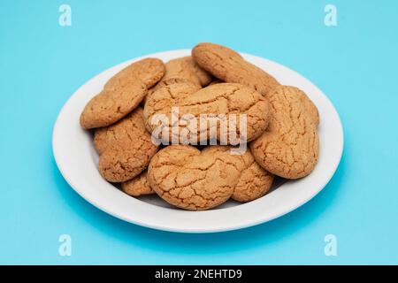 Weißer Teller mit dem in Portugal typischen Buchstaben „S“ für Teekekekekse Stockfoto