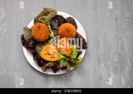 Traditionell gebratene Unterschenkel aus Brasilian, Coxinha de frango auf einem kleinen Gericht Stockfoto