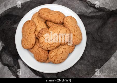 Weißer Teller mit dem in Portugal typischen Buchstaben „S“ für Teekekekekse Stockfoto