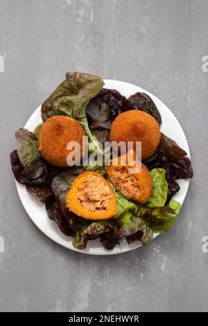 Traditionell gebratene Unterschenkel aus Brasilian, Coxinha de frango auf einem kleinen Gericht Stockfoto