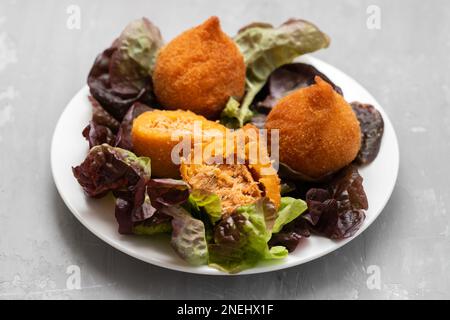 Traditionell gebratene Unterschenkel aus Brasilian, Coxinha de frango auf einem kleinen Gericht Stockfoto