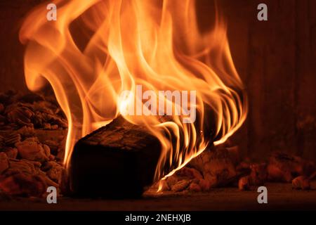 Bild von einem Steinofen Pizza mit dem Feuer Stockfoto