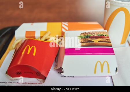 Ljubljana, Slowenien - 10. Oktober 2022: McDonalds Essen auf einem Tablett. Burger, Pommes Frites und Getränke Stockfoto