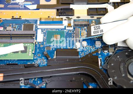 Draufsicht des Mechanikers, der den Computer repariert und die M.2-SSD installiert Stockfoto