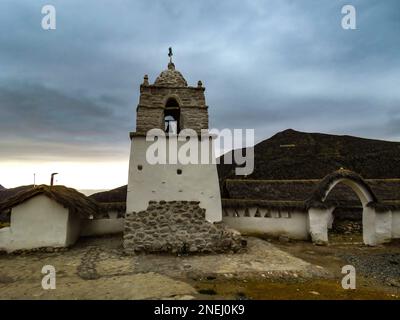 Kirche San Andrés in Pachama, Altiplano der Anden in der Region Arica, Chile Stockfoto