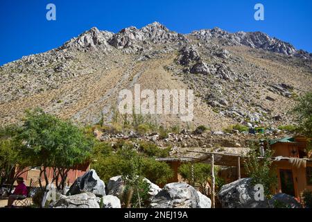 Hohe Berge aus granitischen Felsen entlang der Anden von cordillera im Elqui-Tal, Chile Stockfoto