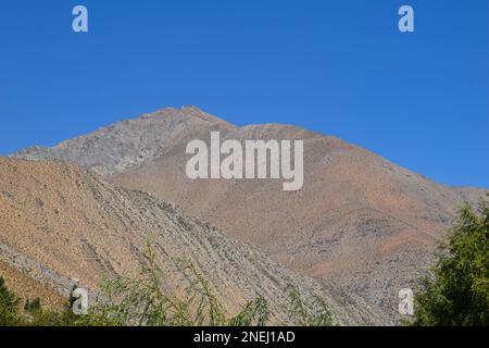 Hohe Berge aus granitischen Felsen entlang der Anden von cordillera im Elqui-Tal, Chile Stockfoto