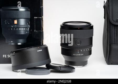 Sony G-Master SEL FE 50mm mm f 1,2 GM Objektiv, Karton. Selektive Fokussierung von Nahaufnahmen, isoliert auf weißem Hintergrund. Stockfoto