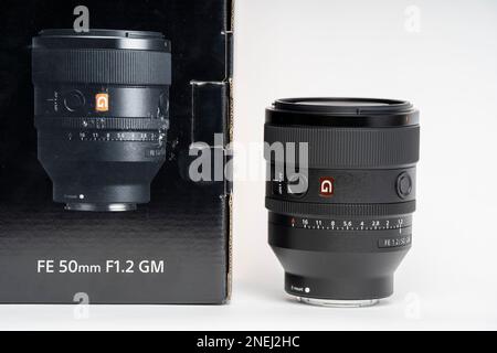 Sony G-Master SEL FE 50mm mm f 1,2 GM Objektiv, Karton. Selektive Fokussierung von Nahaufnahmen, isoliert auf weißem Hintergrund. Stockfoto