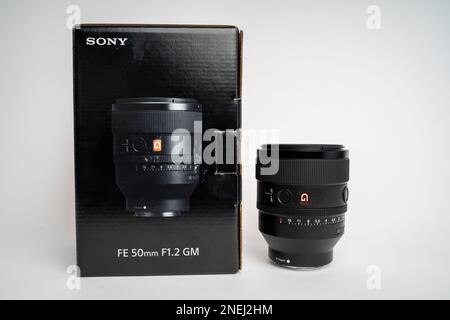 Sony G-Master SEL FE 50mm mm f 1,2 GM Objektiv, Karton. Selektive Fokussierung von Nahaufnahmen, isoliert auf weißem Hintergrund. Stockfoto
