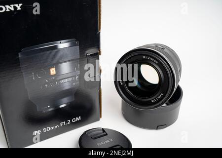 Sony G-Master SEL FE 50mm mm f 1,2 GM Objektiv, Karton. Selektive Fokussierung von Nahaufnahmen, isoliert auf weißem Hintergrund. Stockfoto