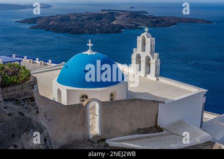 Panoramablick auf die Caldera von der Kirche Saint Theodoros in Firostefani, Santorin Stockfoto