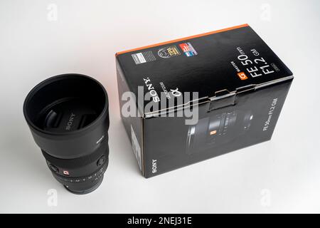 Sony G-Master SEL FE 50mm mm f 1,2 GM Objektiv, Karton. Selektive Fokussierung von Nahaufnahmen, isoliert auf weißem Hintergrund. Stockfoto