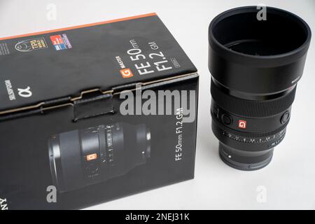 Sony G-Master SEL FE 50mm mm f 1,2 GM Objektiv, Karton. Selektive Fokussierung von Nahaufnahmen, isoliert auf weißem Hintergrund. Stockfoto