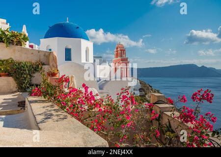 Charakteristische Kirche mit blauer Kuppel und Blick auf das Meer, Santorin Stockfoto