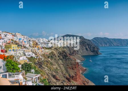 Das malerische Dorf Oia thront auf der Caldera von Santorin Stockfoto