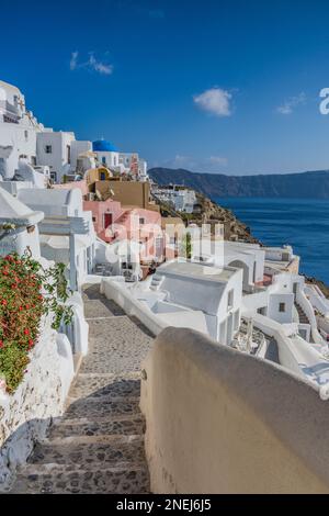 Charakteristische kleine Steinstraße im Dorf Oia, Santorin Stockfoto