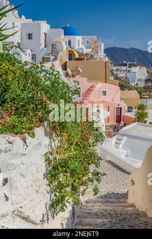 Charakteristische kleine Steinstraße im Dorf Oia, Santorin Stockfoto