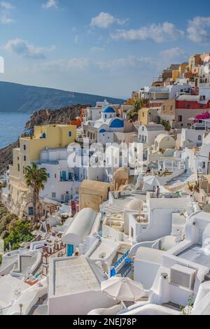 Das malerische Dorf Oia thront auf der Caldera von Santorin Stockfoto