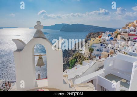 Panoramablick auf die Caldera vom Dorf Oia, Santorin Stockfoto