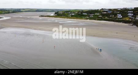 Inchydoney Beach an einem bewölkten Tag, Aussicht. Küstenlandschaft. Der berühmte irische Sandstrand. Die Küste des Atlantischen Ozeans. Stockfoto