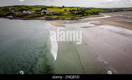 Inchydoney Beach an einem bewölkten Tag. Küstenlandschaft. Der berühmte irische Sandstrand. Die Küste des Atlantischen Ozeans. Stockfoto