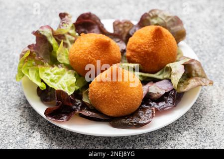 Traditionell gebratene Unterschenkel aus Brasilian, Coxinha de frango auf einem kleinen Gericht Stockfoto