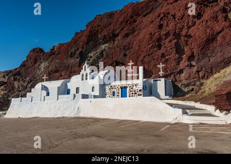 Charakteristische Kirche zwischen den vulkanischen Felsen von Santorin Stockfoto