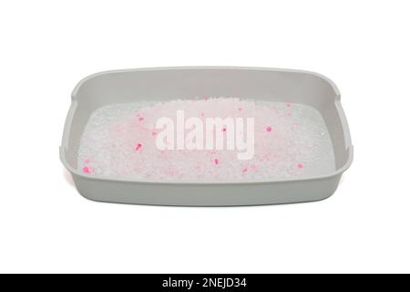 Toilette für Katzen mit Kieselgel-Füllstoff, isoliert auf weißem Hintergrund Stockfoto