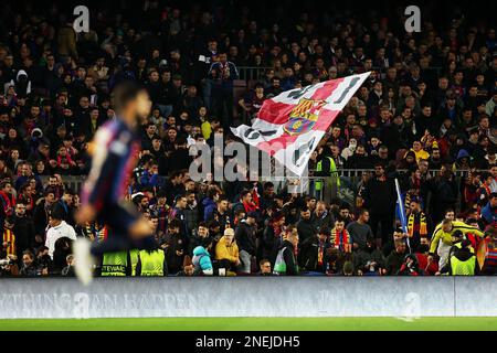 Während des ersten Spiels der UEFA Europa League im Spotify Camp Nou, Barcelona, winken Fans auf der Tribüne eine Flagge. Foto: Donnerstag, 16. Februar 2023. Stockfoto