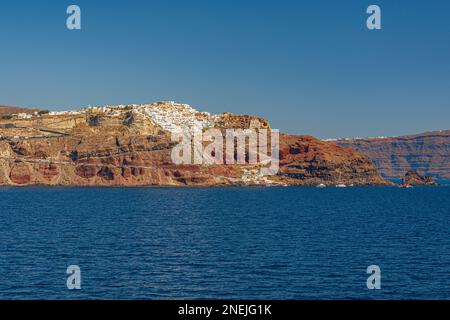 Panoramablick auf das Dorf Oia auf der Caldera, Santorin Stockfoto